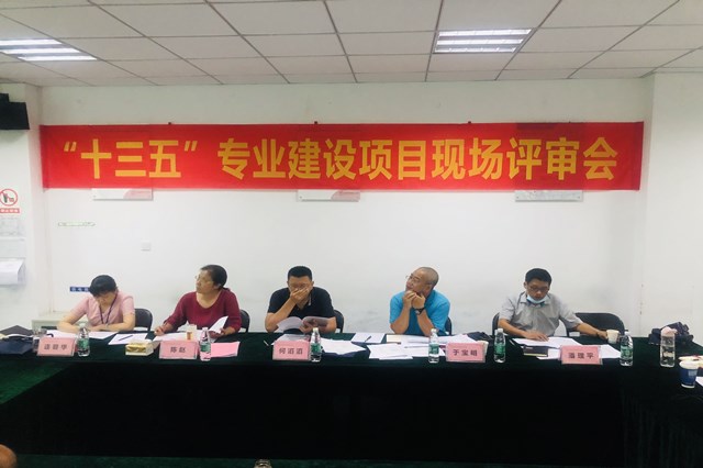 会议室里的人们 描述已自动生成